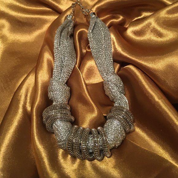 Jewelry - 20" SILVER METALLIC LOOK NECKLACE